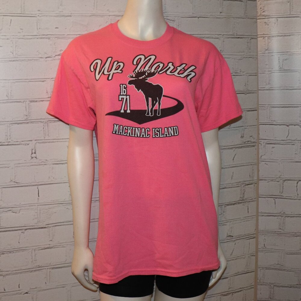 🌸🦌 Hot Pink Mackinaw Island Tee · “Up North” Graphic · Size M